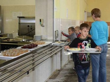 Obědvat ve školní jídelně se vyplatí, v Kutné Hoře se lze najíst pod stovku