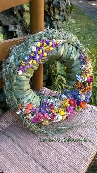 Gyékény szerelem in 2025 | Wreath decor, Dried flowers, Flower decorations