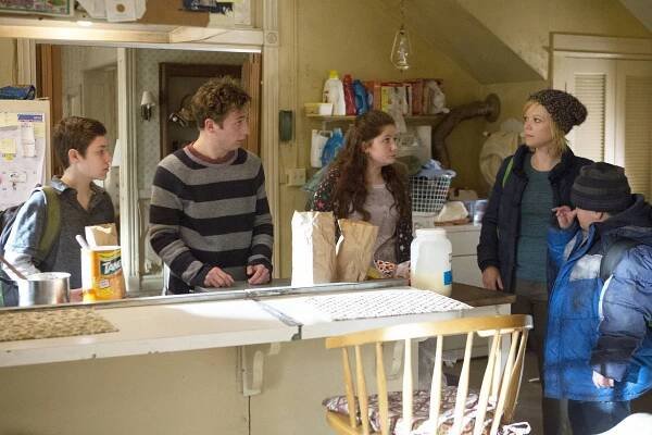 Hříšníci - A Jailbird, Invalid, Martyr, Cutter, Retard, and Parasitic Twin - Z filmu - Ethan Cutkosky, Jeremy Allen White, Emma Kenney, Emily Bergl