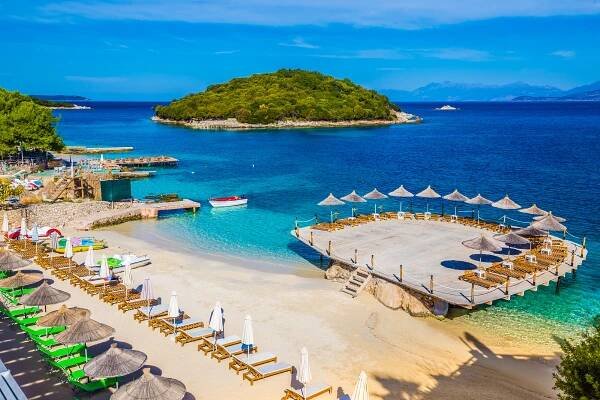 letní dovolená v Albánii může obnášet i výlet na pláž Ksamil Beach