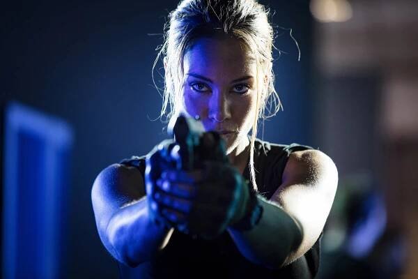 Protiúder - Epizoda 10 - Z filmu - Roxanne McKee