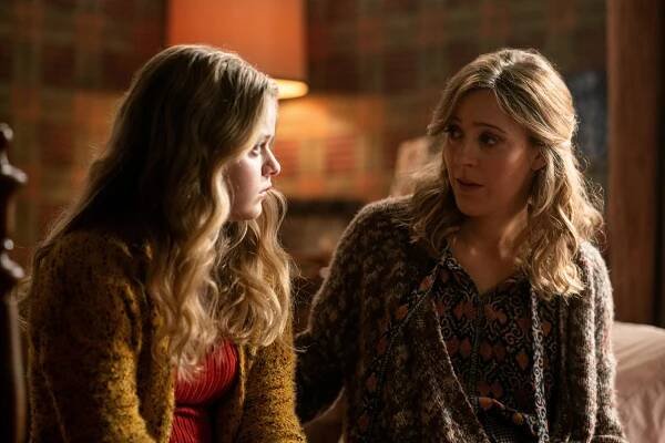 Kylie Rogers, Abby Miller - Home Before Dark - Boj s jeho duchem - Z filmu
