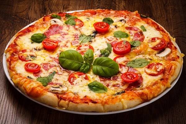 Pizza s rajčaty — Stock Fotografie © gbh007 #50523105