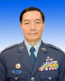 Generál Shen Yi-ming 空軍司令沈一鳴上將.png