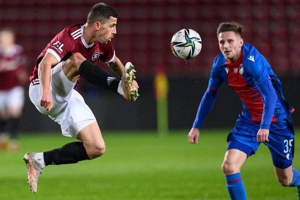 Martin Minčev ze Sparty a Filip Kaša z Viktorie Plzeň během utkání.