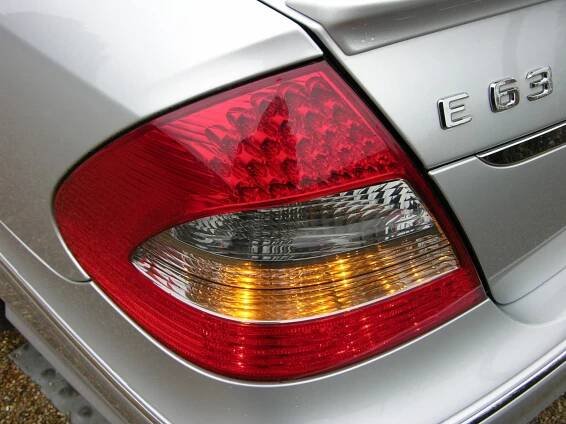 Směrové světlo jako součást sdružené zadní lampy na automobilu Mercedes-Benz W211 E 63 AMG