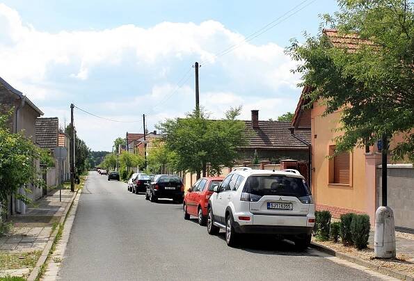Soubor:Lysá nad Labem, Dvorce, long street 2.jpg