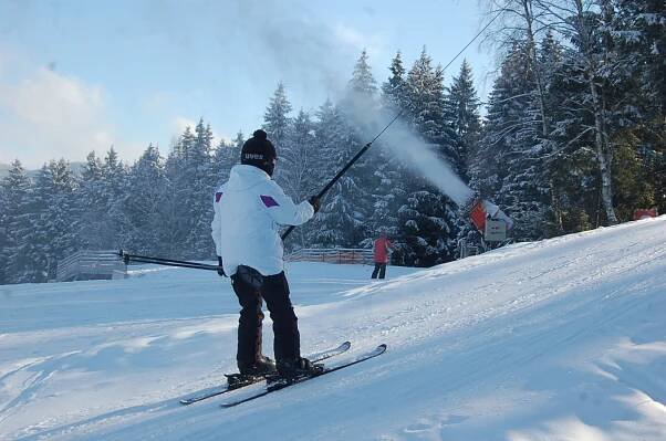 VIDEO: Podmínky na horách se rychle lepší, skicentrum naplno zasněžuje