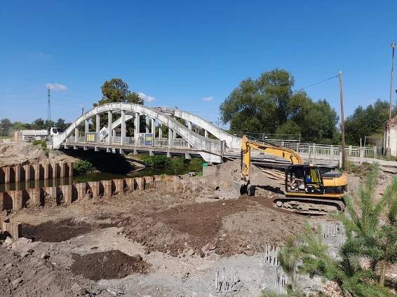 Stavba je blíže Týništi. Lidé z Albrechtic se na úzkém chodníku sotva vyhnou