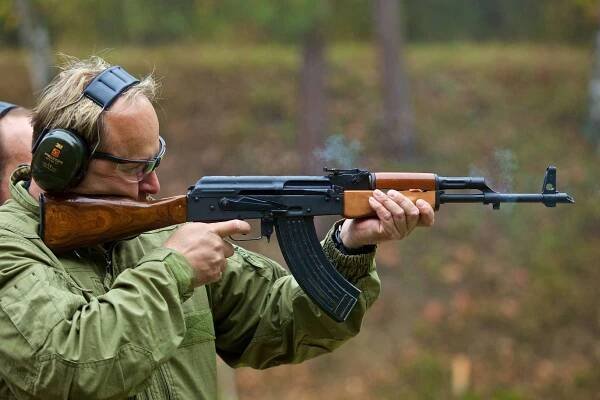 Střelba ze samopalu kalašnikov AK47