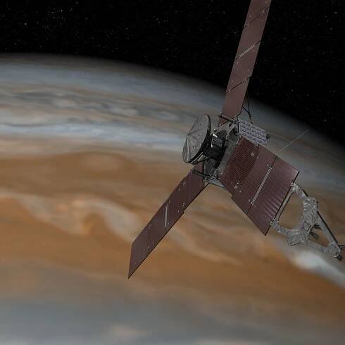 Planeta Jupiter má v plynném povrchu tajemné "díry" o hloubce až 130 tisíc kilometrů