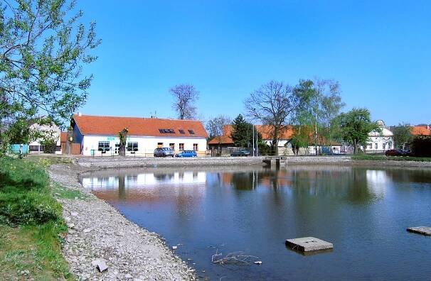 Soubor:Prague Ujezd pond.jpg – Wikipedie