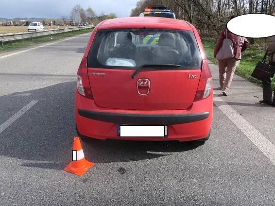 Nezvládla křižovatku U Cara a odbočila do protisměru, překvapení řidiči bourali