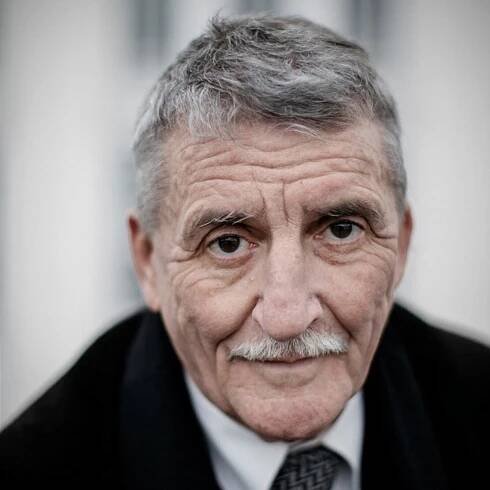 Martin Huba dvojím pohledem. Záběr knižní monografie je úctyhodný