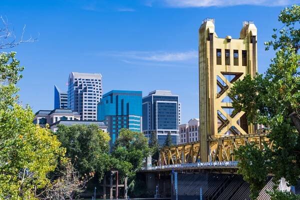 pohled směrem k tower bridge, sacramento - sacramento severní kalifornie - stock snímky, obrázky a fotky