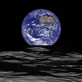 Země vycházející nad Měsícem v bezprecedentním detailu