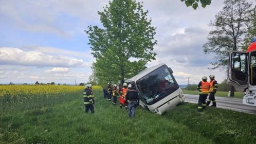 Vážná nehoda u Lišova. Autobus skončil v příkopu, řidičku si převzali zdravotníci