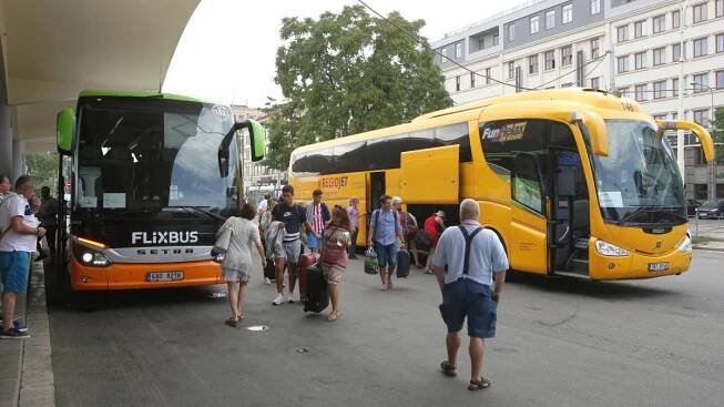 Začíná souboj žluté a zelené. Cestující z Brna do Prahy svezou další autobusy