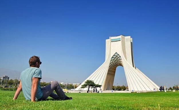 Ikona a symbol Teheránu - Azadi Tower, ktorá bola postavená v roku 1971 k 2500. výročiu Perzskej ríše. Ak ste videli film Argo, záber na túto stavbu je tam hneď niekoľkokrát.