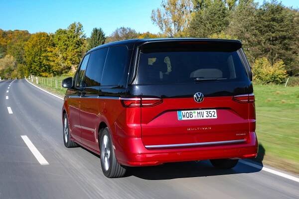 Že rodinná MPV vymírají? Nový VW Multivan T7 se může stát hvězdou mezi velkoprostorovými auty