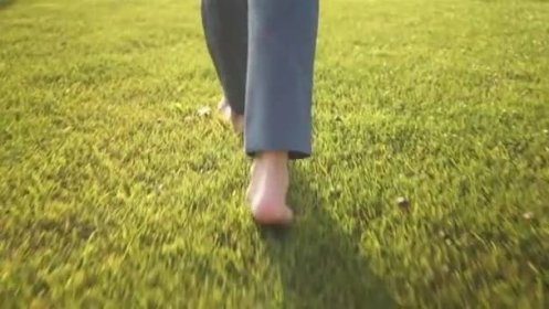 REA pohled nerozpoznatelné mladá žena, chůzi na trávě naboso. Koncept svobody a jeden s život. Sledování průměrný střelec v reálném čase — Stock záběr