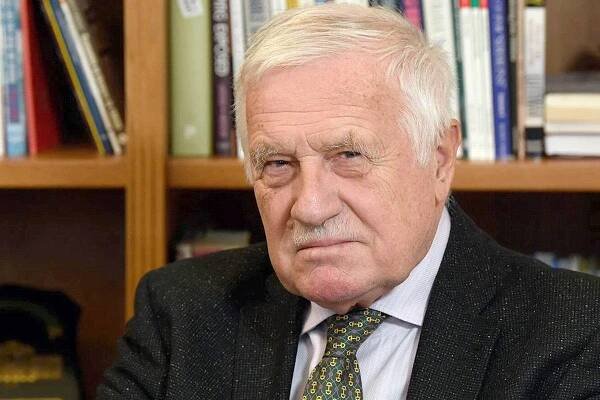 Prof. Ing. Václav Klaus, CSc. (* 19. června 1941 Praha) je český ekonom a politik, spoluzakladatel Občanské demokratické strany a mezi roky 1991–2002 její první předseda. V letech 1992-1998 působil jako předseda vlády svého prvního a druhého kabinetu. Poté se na čtyřleté období stal předsedou dolní komory parlamentu a v letech 2003-2013 zastával úřad prezidenta České republiky. ▬ Před vstupem do politiky působil jako bankovní úředník a prognostik, po listopadu 1989 se stal ministrem financí Československa ve vládách národního porozumění a později národní oběti, v níž zastával i post vicepremiéra. V roce 1991 inicioval založení Občanské demokratické strany.