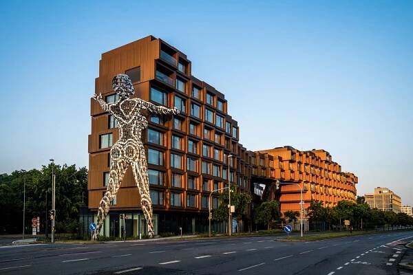 Dodávka prémiového řešení větrání v moderní rezidenční budově, kde se umění snoubí s architekturou