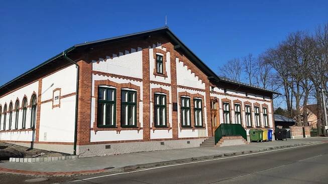 Dělnický dům z roku 1908 v Albrechticích po rekonstrukci, v sále přibyl balkon!