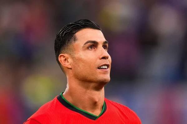 Má špeciálny spánkový režim, cvičí pilates a nepije alkohol. Cristiano Ronaldo má 40