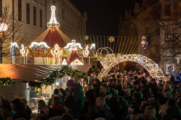 Písek svítí! V neděli se slavnostně rozzářil strom, adventní městečko i kluziště