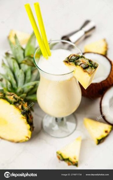 Pina colada koktejl — Stock Fotografie © gdolgikh #274971734