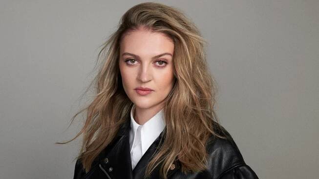 Lara Peake: 