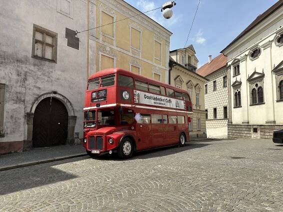 Pravá motorkářská veselka: Kromě svatebčanů dorazil i londýnský doubledecker