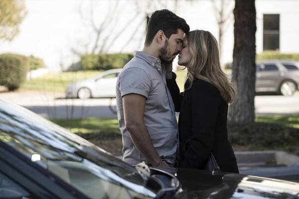 Atypický - Ztracená masová kulička - Z filmu - Raúl Castillo, Jennifer Jason Leigh