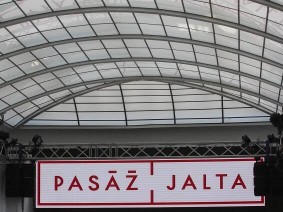 Pasáž Jalta ožívá. Slavnostní otevření moderoval Leoš Mareš, zpíval Michal David