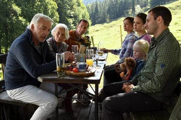 Rozmarné jaro (2011) | Galerie - Ze seriálu | ČSFD.cz
