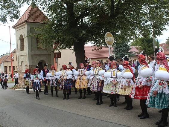 Hody s právem ve Véskách: chasa testovala, kolik lidí unese balkon kulturáku