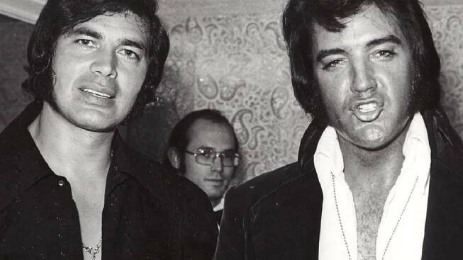 Britský zpěvák a proutník Engelbert Humperdinck (88) míří do Prahy: Letí si pro kalhotky! Měl prý 3000 milenek