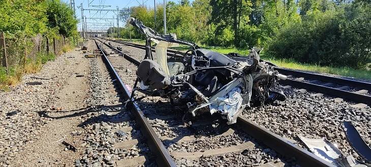 V Moravanech smetl auto vlak. Řidička ještě před střetem z vozidla vystoupila