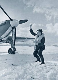 Poprvé vyšla kniha Sitenského fotografií válečného letectva. Po únorovém převratu musela do stoupy