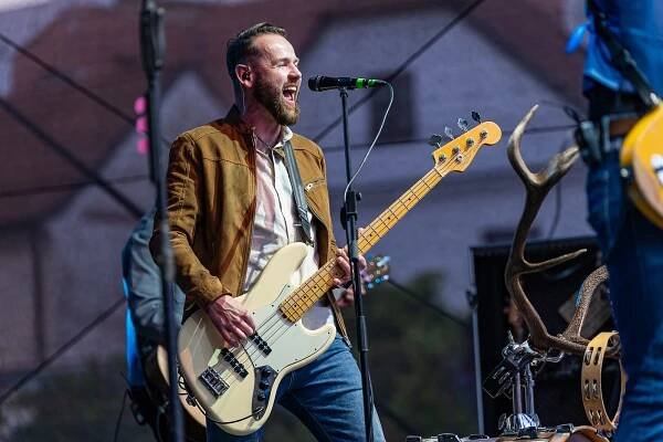 Kapela Jelen zahájila Krumlov Open Air 2024. Zaplnila Pivovarskou zahradu