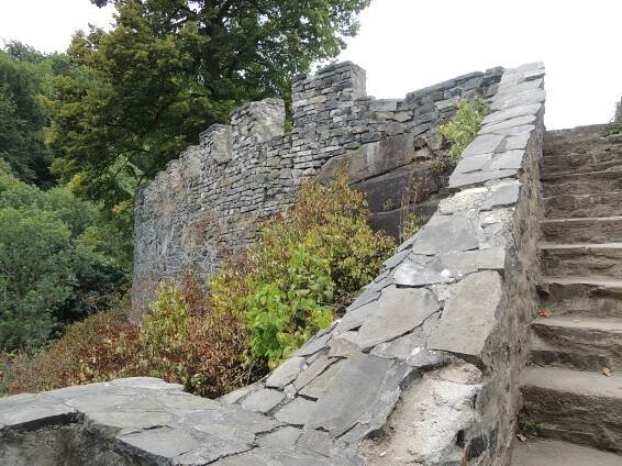 Hauenštejn (též Horní hrad či Hauenstein) – www.kissak.cz