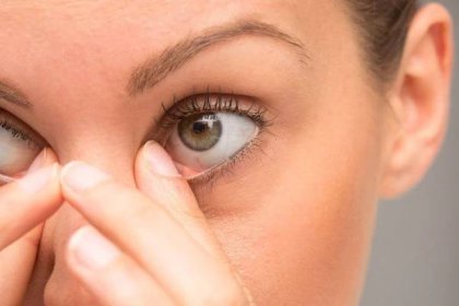 Tiky v oku (očním víčku) – jaká je příčina?