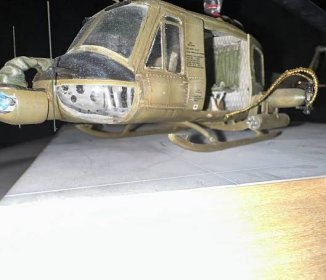 Detailně sestavený - UH-1D Huey 1/48 Kitty Hawk - Modelářství