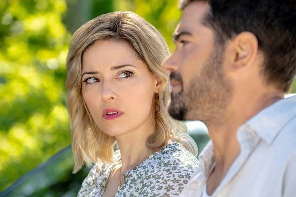 Sarah Lind, Jesse Metcalfe - Záhady na ostrově: Lodě ve větru - Z filmu