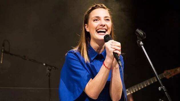 Barbora Poláková na křtu své debutové desky (Malostranská beseda, Praha, 2. března 2016)