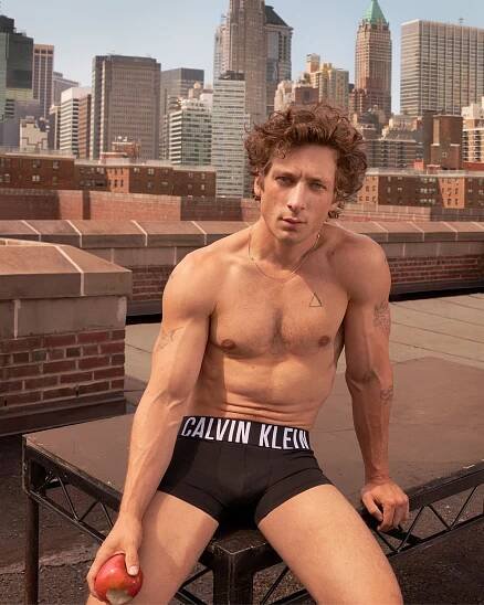 Look of the Week: Jeremy Allen White drops his pants for the New York skyline