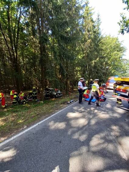 Nehoda u Týniště: Po střetu s nákladním vozem skončilo osobní auto v lese