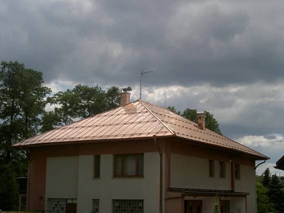 Střecha RD Osnice / 2010 – Klempířství Pečený Milan Pečený