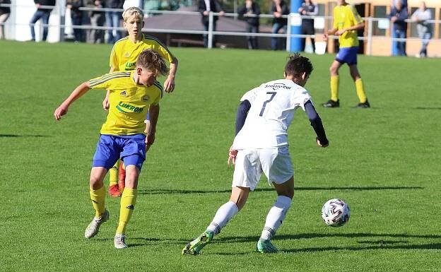 Ligové žákovské derby patřilo na zlínské Vršavě domácím ševcům (žluté dresy), kteří zdolali Slovácko 2:0.